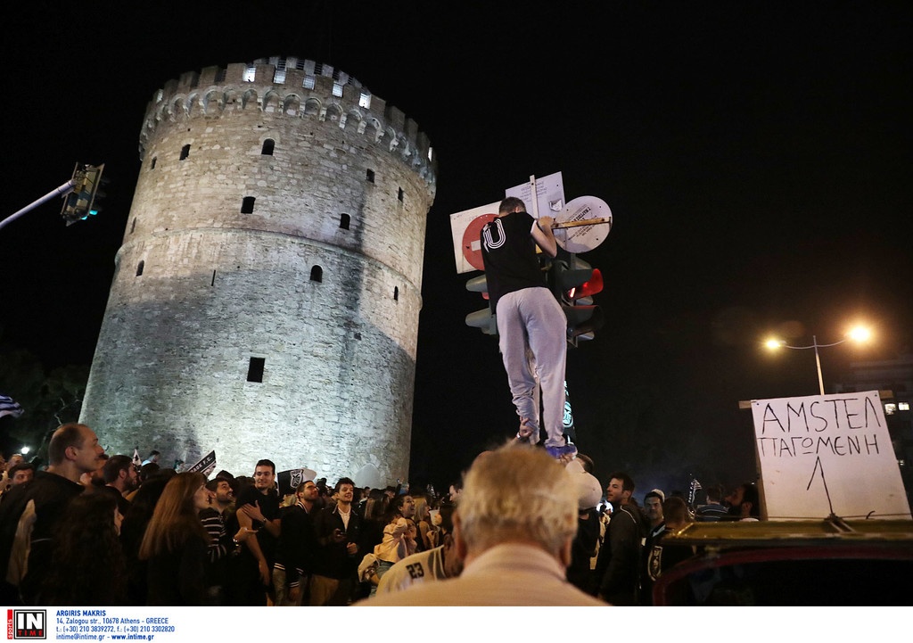 Χαμός στον Λευκό Πύργο: Βγήκε στους δρόμους ο κόσμος του ΠΑΟΚ για την κούπα! (video+photos)