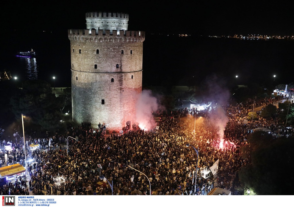 Χαμός στον Λευκό Πύργο: Βγήκε στους δρόμους ο κόσμος του ΠΑΟΚ για την κούπα! (video+photos)