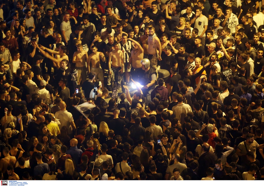 Χαμός στον Λευκό Πύργο: Βγήκε στους δρόμους ο κόσμος του ΠΑΟΚ για την κούπα! (video+photos)