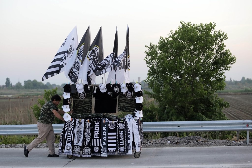 ΑΕΚ - ΠΑΟΚ: Φτάνουν Αφίδνες τα πρώτα πούλμαν οπαδών του ΠΑΟΚ (photos)