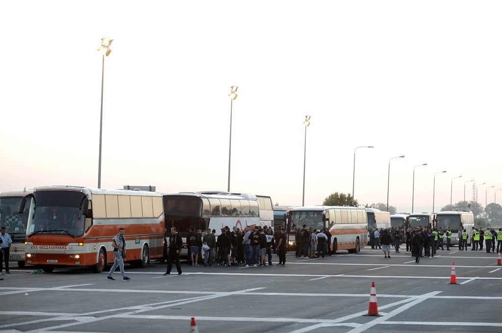 ΑΕΚ - ΠΑΟΚ: Φτάνουν Αφίδνες τα πρώτα πούλμαν οπαδών του ΠΑΟΚ (photos)