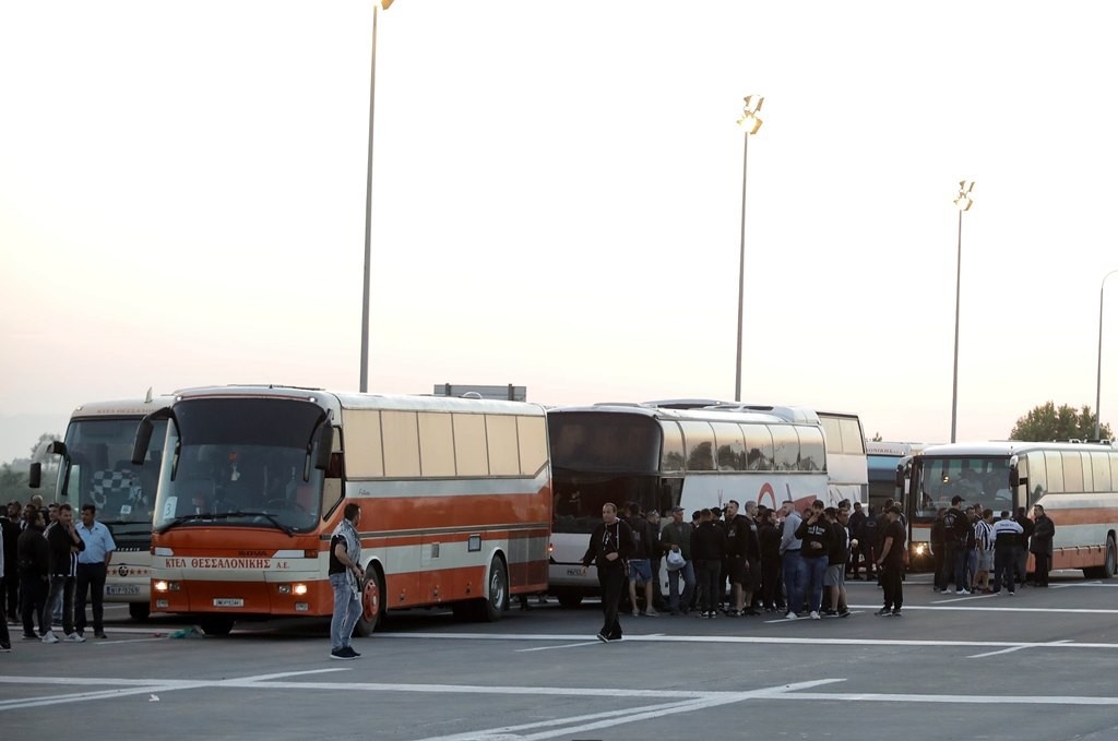 ΑΕΚ - ΠΑΟΚ: Φτάνουν Αφίδνες τα πρώτα πούλμαν οπαδών του ΠΑΟΚ (photos)