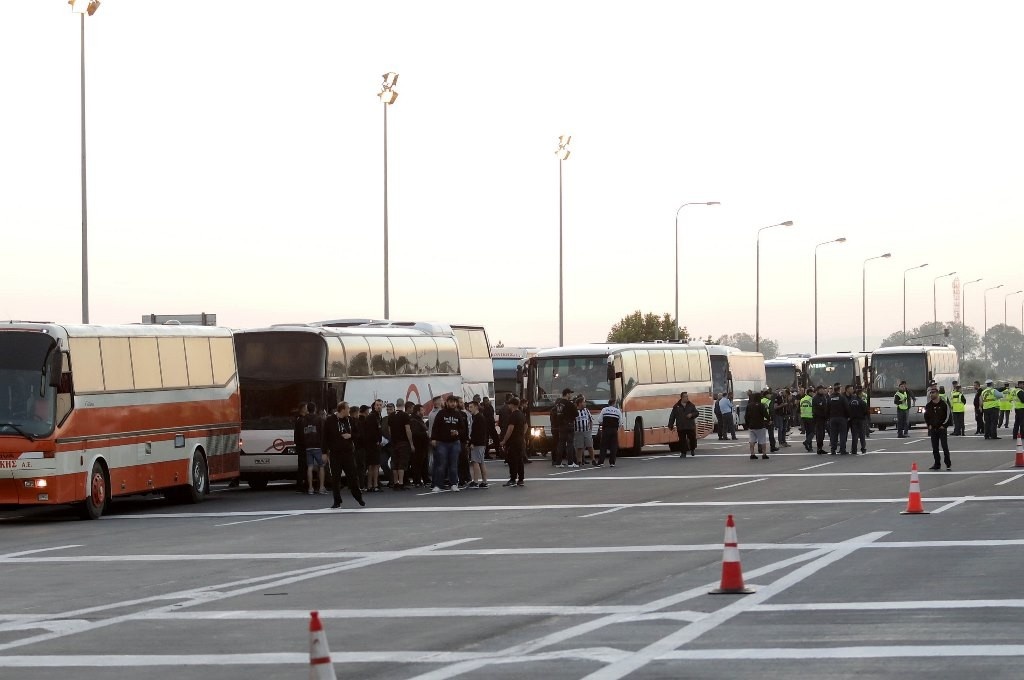 ΑΕΚ - ΠΑΟΚ: Φτάνουν Αφίδνες τα πρώτα πούλμαν οπαδών του ΠΑΟΚ (photos)