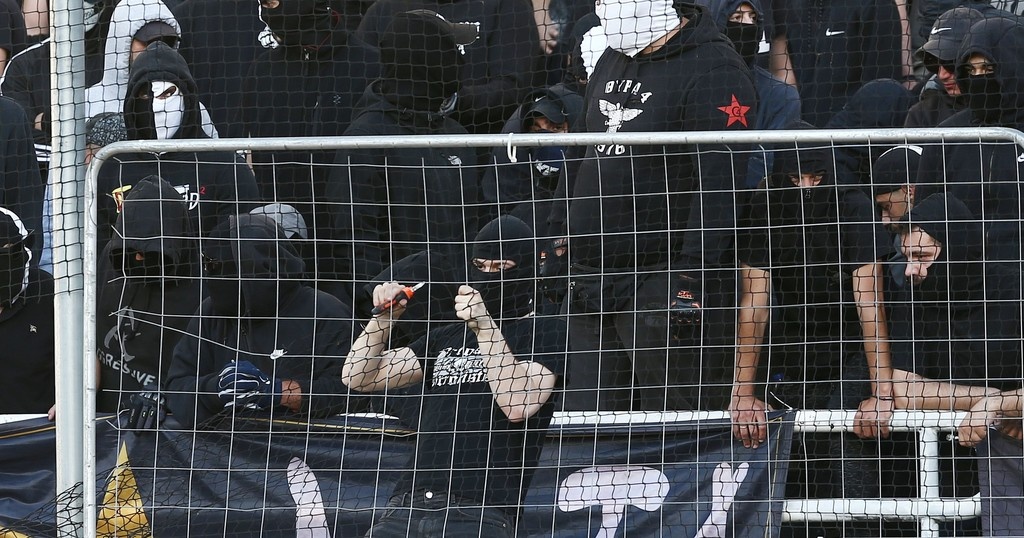 Τελικός Κυπέλλου: Σοκαριστικές εικόνες στο ΟΑΚΑ - Οπαδός του ΠΑΟΚ ρίχνει τα συρματοπλέγματα
