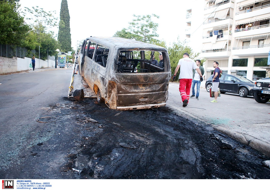Τελικός Κυπέλλου: Οπαδοί της ΑΕΚ ξυλοκόπησαν οπαδούς του ΠΑΟΚ και έκαψαν το βαν τους!