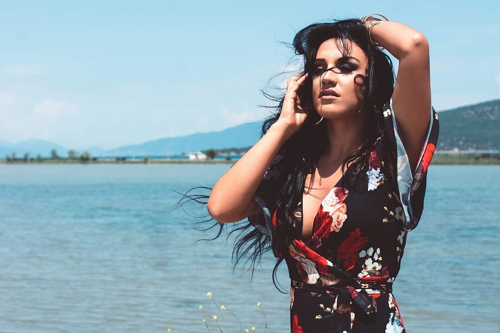 Ιουλία Καλλιμάνη: Βάζει «Φωτιές» με το νέο της τραγούδι (photos)