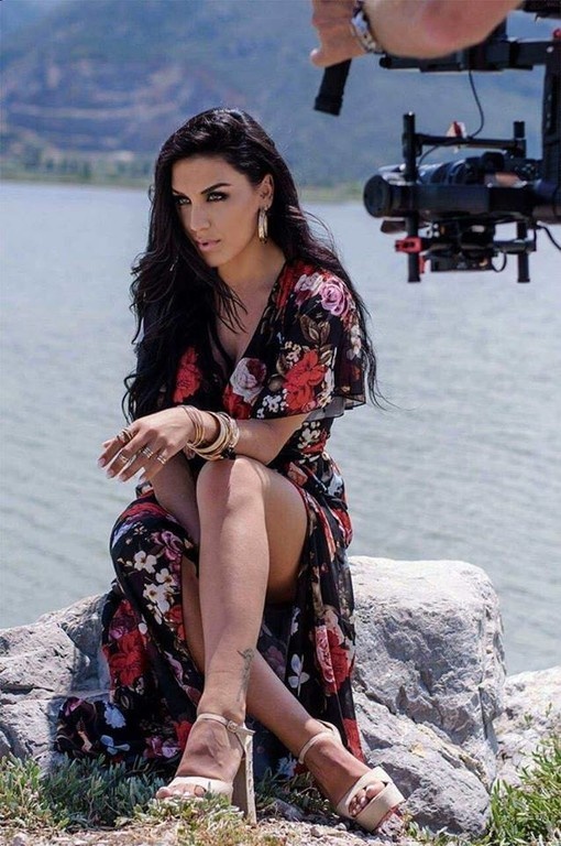 Ιουλία Καλλιμάνη: Βάζει «Φωτιές» με το νέο της τραγούδι (photos)