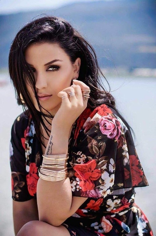 Ιουλία Καλλιμάνη: Βάζει «Φωτιές» με το νέο της τραγούδι (photos)