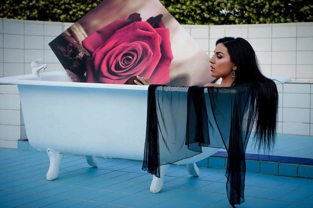 Ιουλία Καλλιμάνη: Βάζει «Φωτιές» με το νέο της τραγούδι (photos)