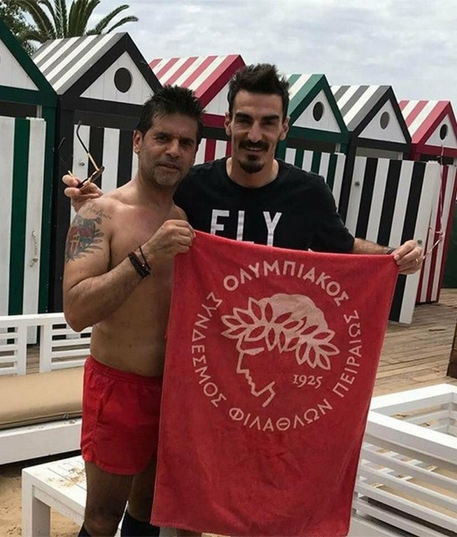 Ποζάρει με τα «ερυθρόλευκα» ο Λάζαρος (photo)