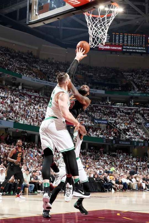 NBA: Ο ΛεΜπρόν αντιστέκεται στους Σέλτικς (photos+video)