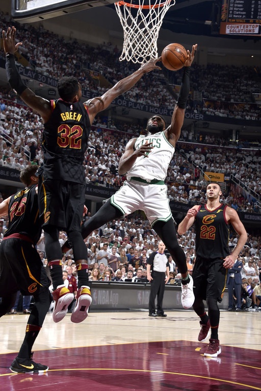 NBA: Ο ΛεΜπρόν αντιστέκεται στους Σέλτικς (photos+video)