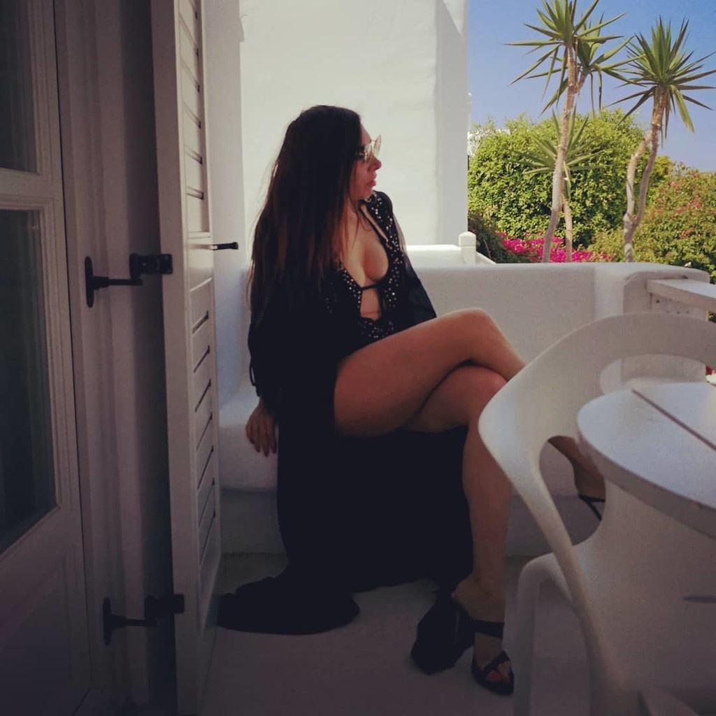 Ελληνίδα 50άρα με καυτή κορμάρα! (photos)