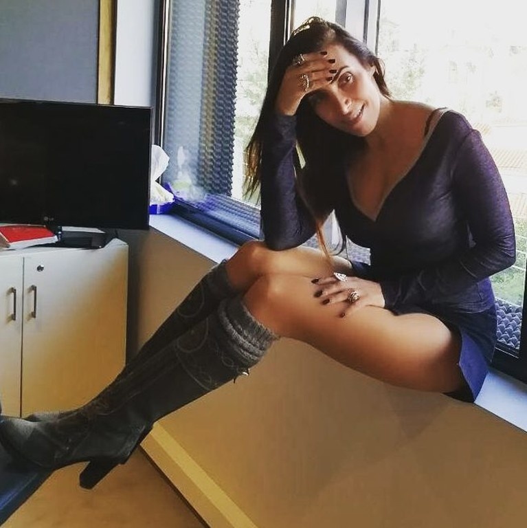 Ελληνίδα 50άρα με καυτή κορμάρα! (photos)