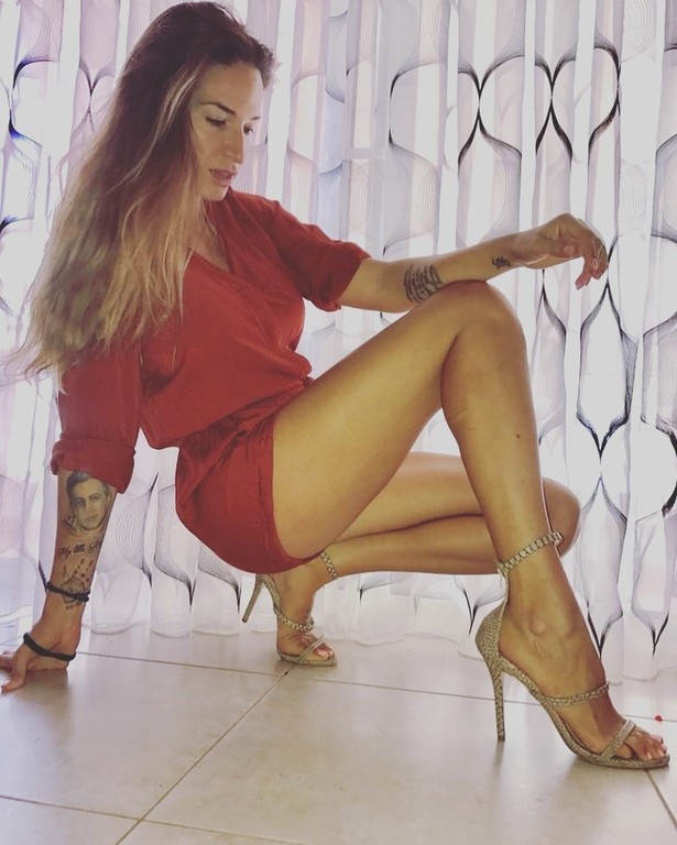 Η Εύα Λάσκαρη μας τρέλανε με την πίσω της… κίνηση! (photos)