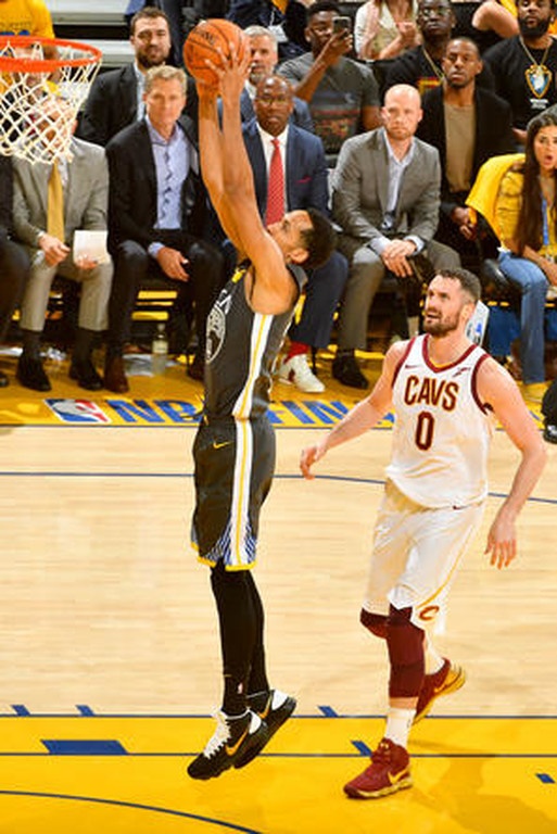 NBA: Πυροβολούσε από… παντού ο Κάρι, 2-0 οι Ουόριορς (photos+video)