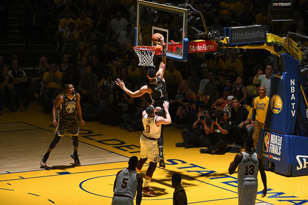 NBA: Πυροβολούσε από… παντού ο Κάρι, 2-0 οι Ουόριορς (photos+video)