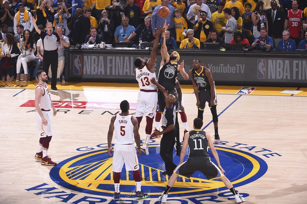 NBA: Πυροβολούσε από… παντού ο Κάρι, 2-0 οι Ουόριορς (photos+video)