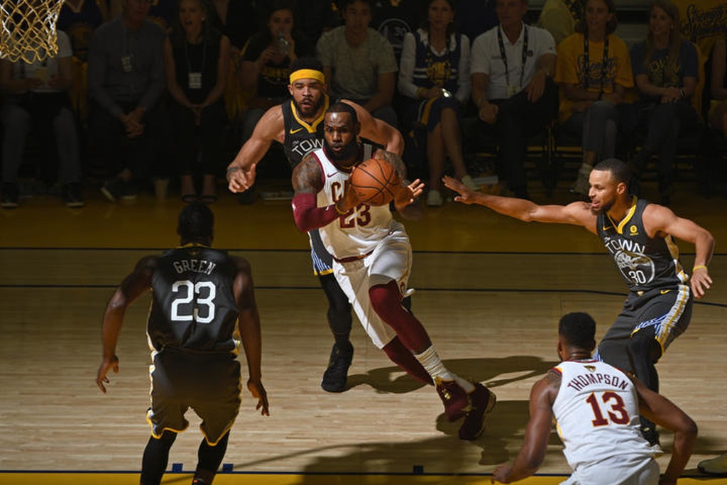NBA: Πυροβολούσε από… παντού ο Κάρι, 2-0 οι Ουόριορς (photos+video)