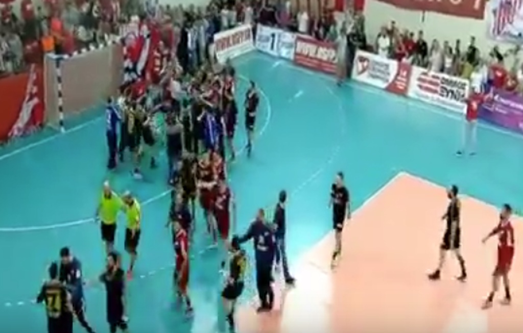 Ξύλο στο Ρέντη: Πλακώθηκαν παίκτες του Ολυμπιακού και της ΑΕΚ! (video, photos)