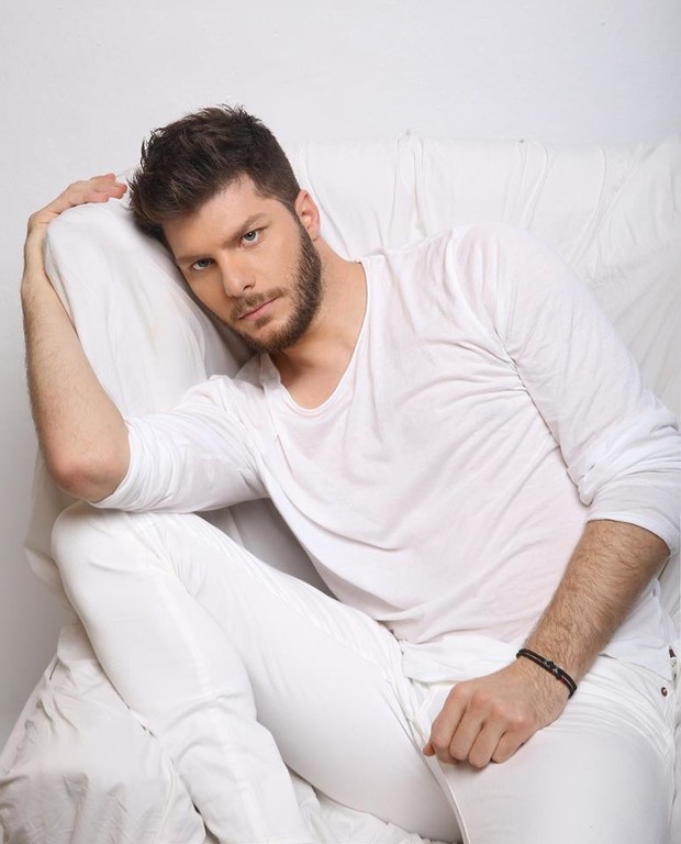 Λούκας Γιώρκας: Εκ βαθέων εξομολόγηση στο νέο του single «Υποκρίνεσαι»