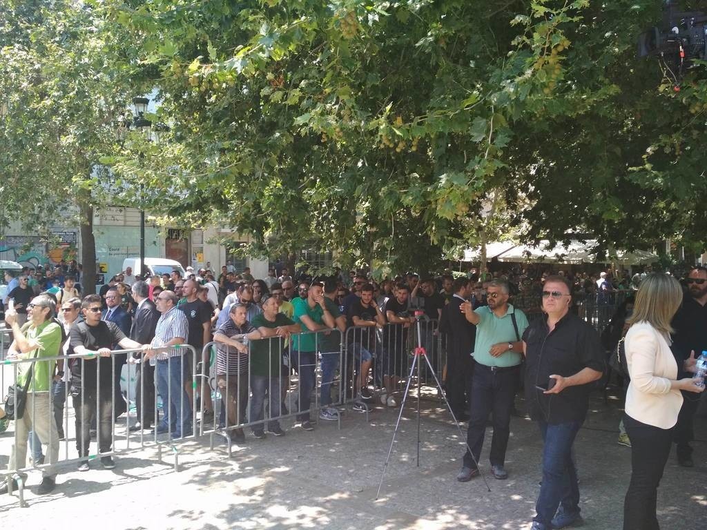 Πλήθος κόσμου στη Μητρόπολη Αθηνών απέτισε φόρο τιμής στον Παύλο Γιαννακόπουλο (photos+videos)