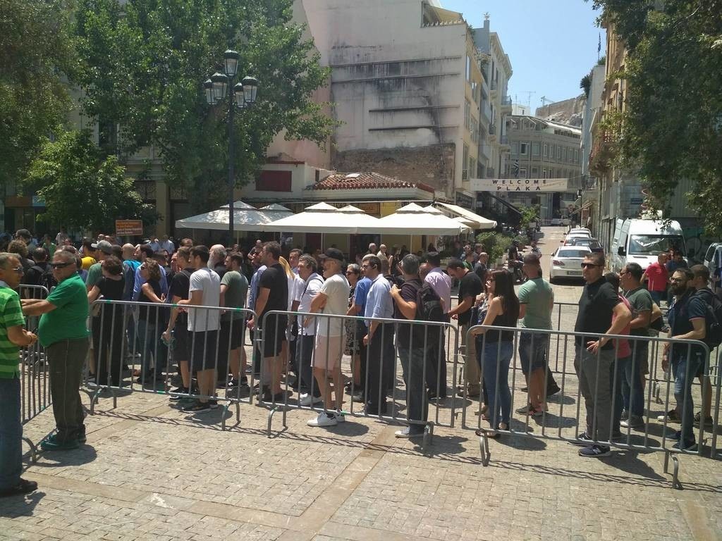 Πλήθος κόσμου στη Μητρόπολη Αθηνών απέτισε φόρο τιμής στον Παύλο Γιαννακόπουλο (photos+videos)