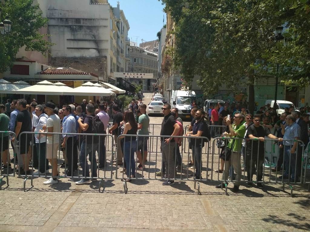 Πλήθος κόσμου στη Μητρόπολη Αθηνών απέτισε φόρο τιμής στον Παύλο Γιαννακόπουλο (photos+videos)