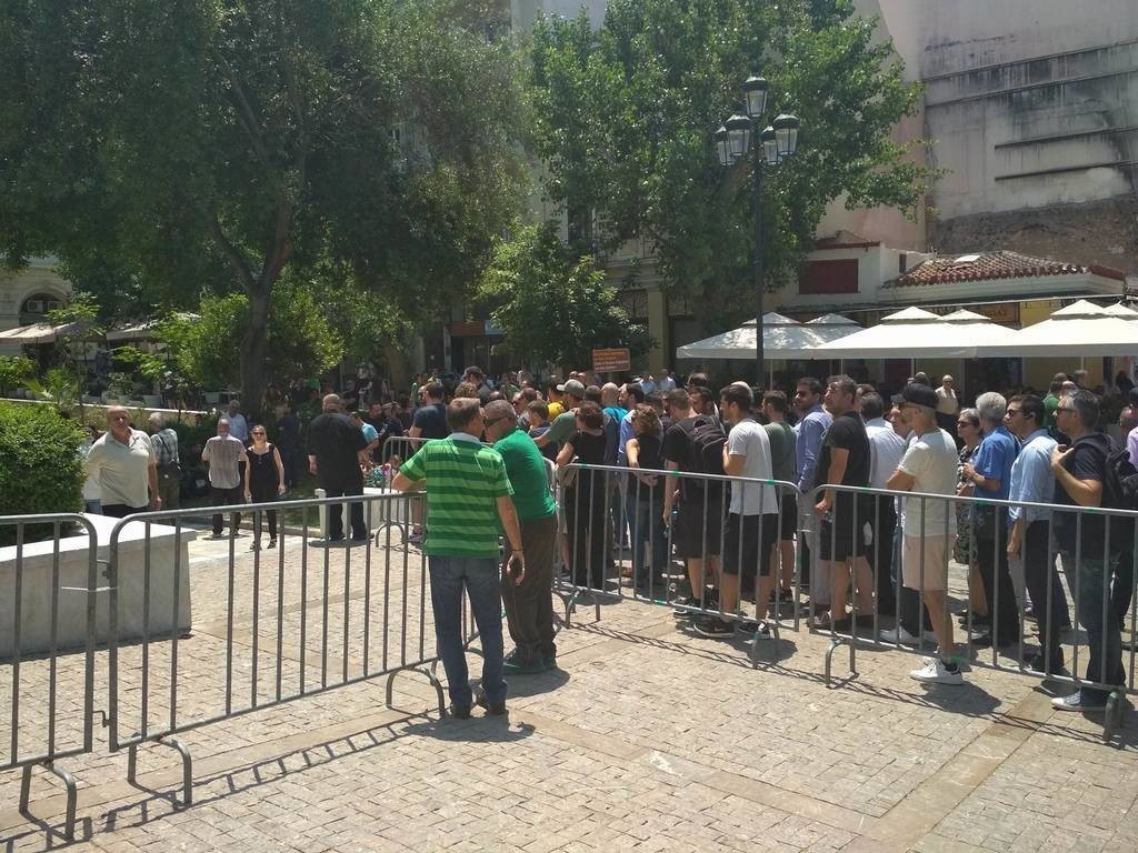 Πλήθος κόσμου στη Μητρόπολη Αθηνών απέτισε φόρο τιμής στον Παύλο Γιαννακόπουλο (photos+videos)