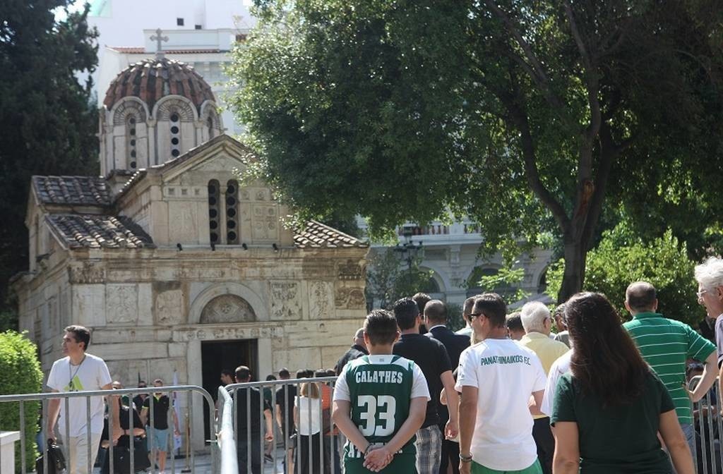 Πλήθος κόσμου στη Μητρόπολη Αθηνών απέτισε φόρο τιμής στον Παύλο Γιαννακόπουλο (photos+videos)