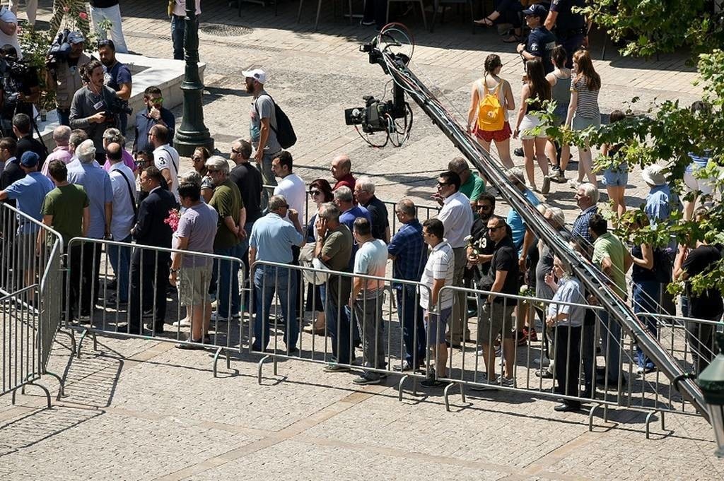 Πλήθος κόσμου στη Μητρόπολη Αθηνών απέτισε φόρο τιμής στον Παύλο Γιαννακόπουλο (photos+videos)