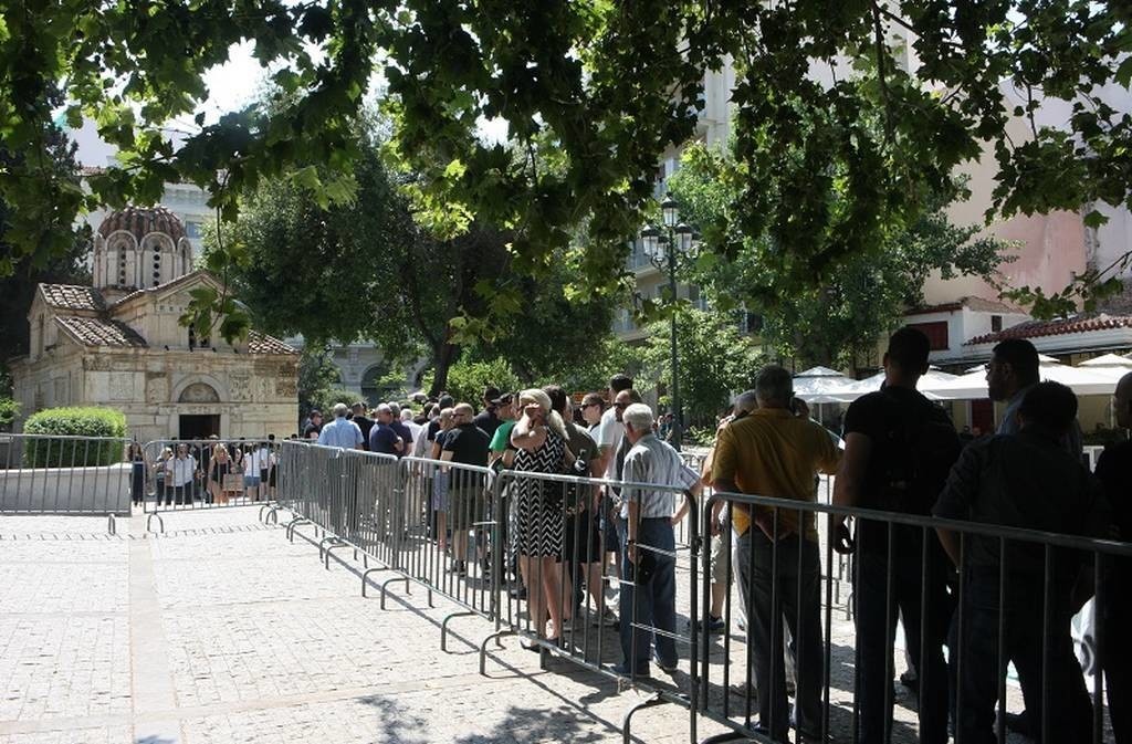 Πλήθος κόσμου στη Μητρόπολη Αθηνών απέτισε φόρο τιμής στον Παύλο Γιαννακόπουλο (photos+videos)