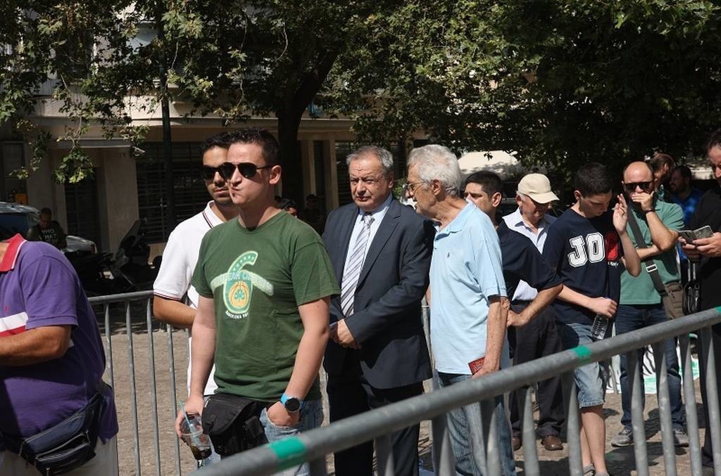 Πλήθος κόσμου στη Μητρόπολη Αθηνών απέτισε φόρο τιμής στον Παύλο Γιαννακόπουλο (photos+videos)