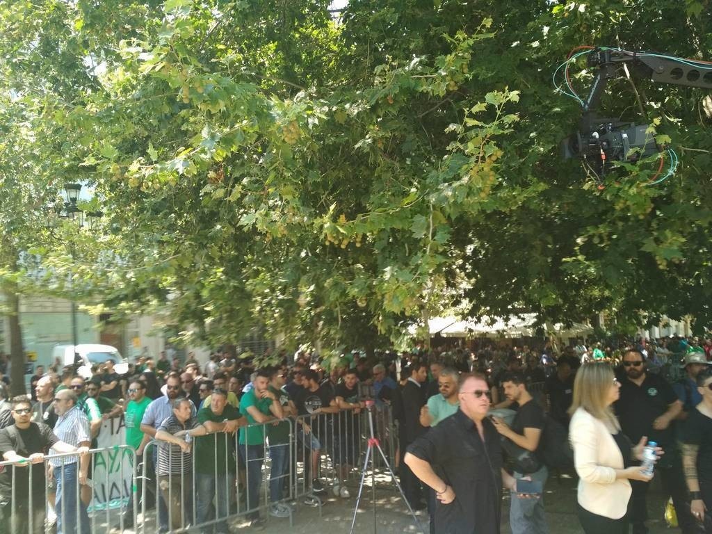 Πλήθος κόσμου στη Μητρόπολη Αθηνών απέτισε φόρο τιμής στον Παύλο Γιαννακόπουλο (photos+videos)