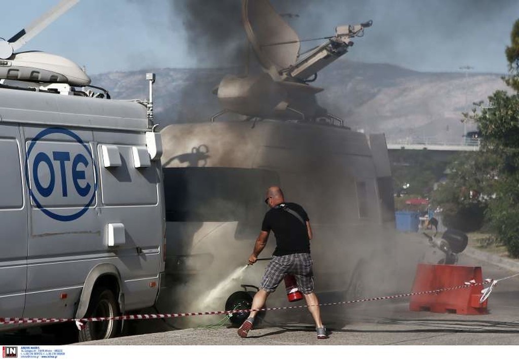 «Κόλαση» έξω από το ΣΕΦ, «βροχή» από μολοτόφ και φωτιά σε βαν! (photos)