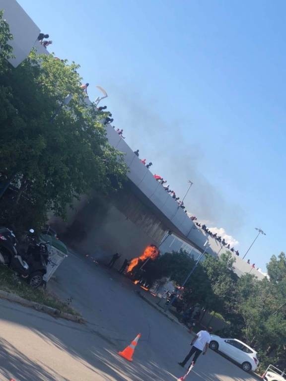 Στις φλόγες ο περίβολος του ΣΕΦ! (photo)