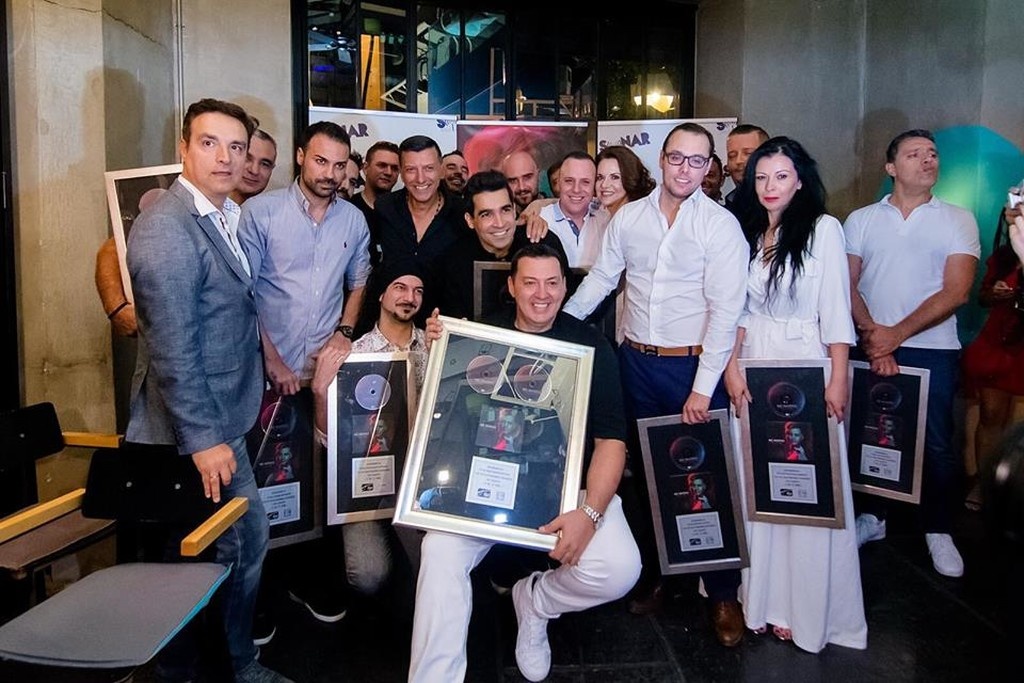 «Πλατινένιος» ο Νίκος Μακρόπουλος! Δείτε όλα όσα έγιναν στην απονομή!