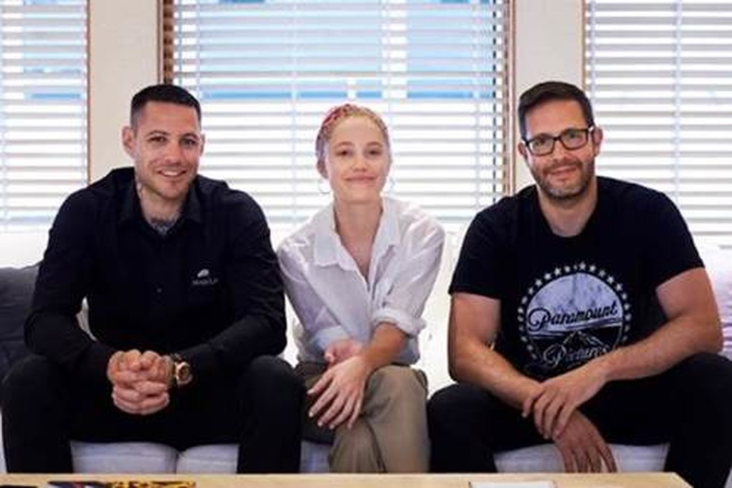 Η ταινία “TAU”, παραγωγής Πάρι Κασιδόκωστα-Λάτση & Τέρυ Ντούγκα, έρχεται αποκλειστικά στο Netflix