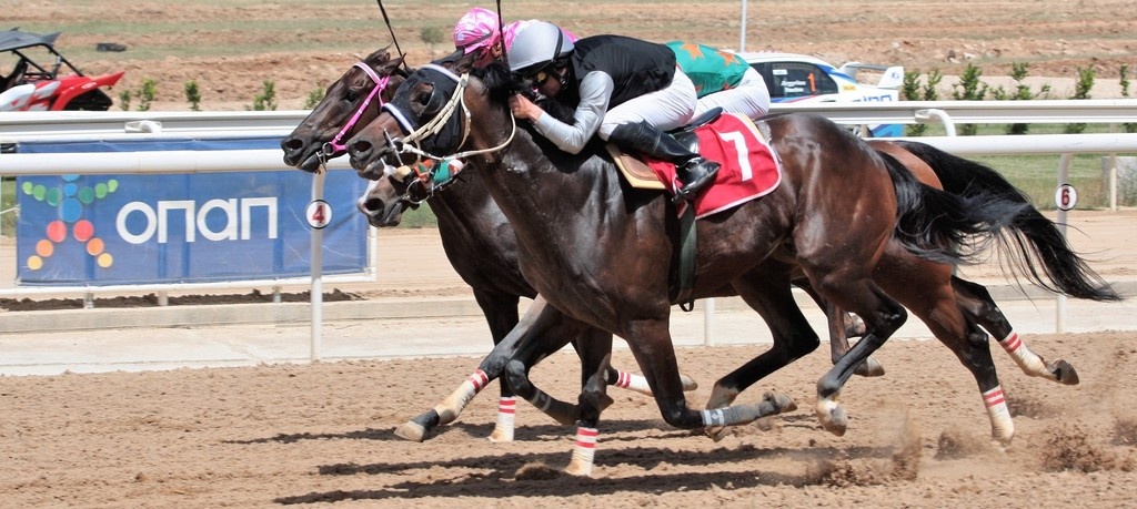 Έρχονται το 72ο Ελληνικό Ντέρμπι και το Κύπελλο Λευκού Πύργου στον ιππόδρομο Αθηνών (photos)
