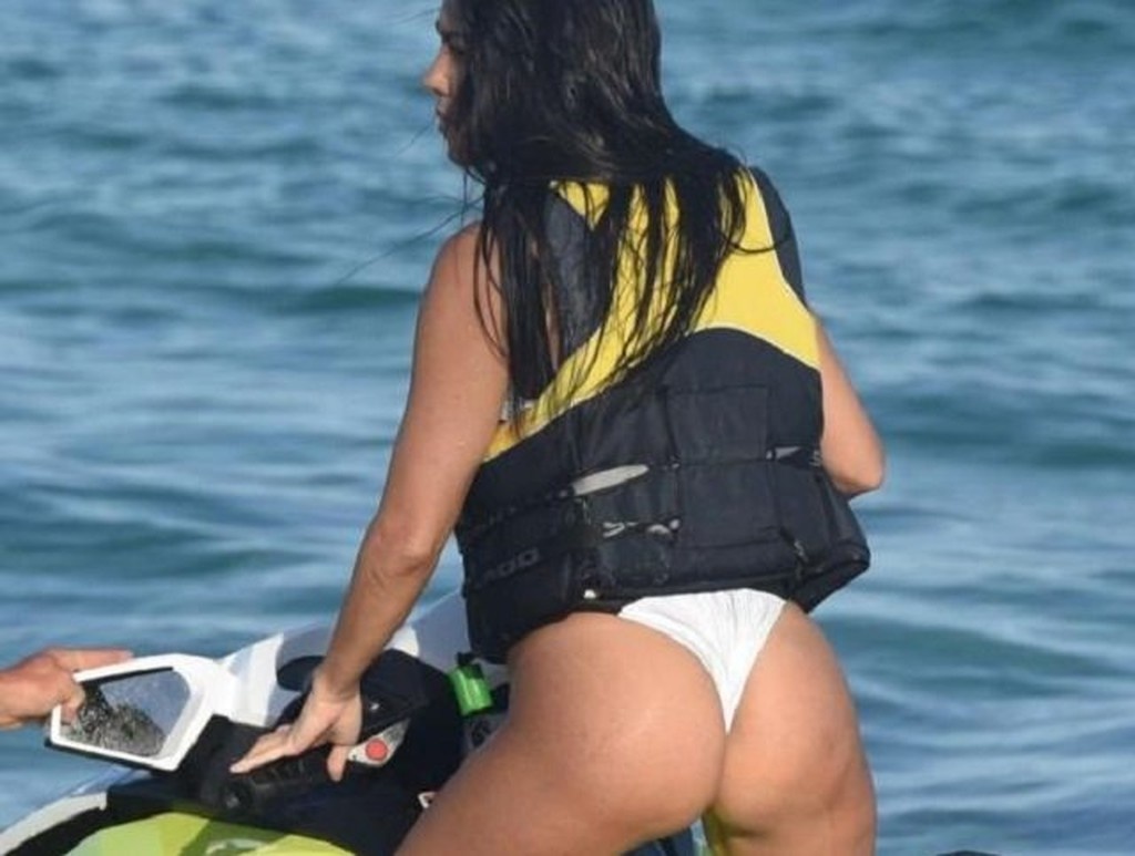 Διάσημη περσόνα κάνει τζετ σκι και κόβει την ανάσα (photos)