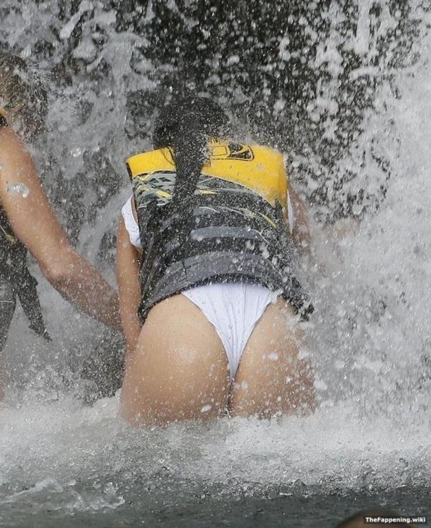 Διάσημη περσόνα κάνει τζετ σκι και κόβει την ανάσα (photos)