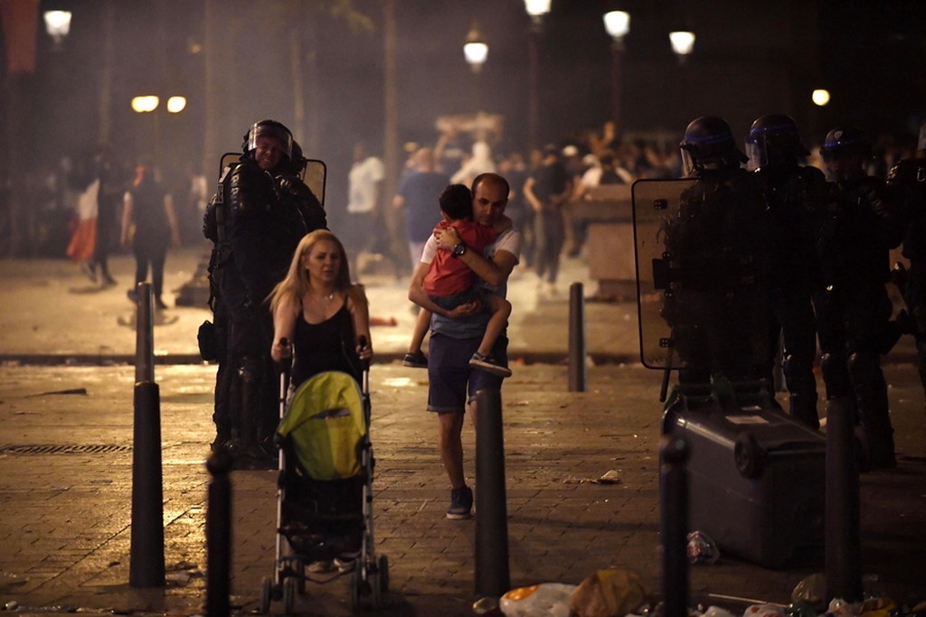 Γαλλία: Δύο νεκροί και σοβαρά επεισόδια στους πανηγυρισμούς για το Μουντιάλ (photos+videos)