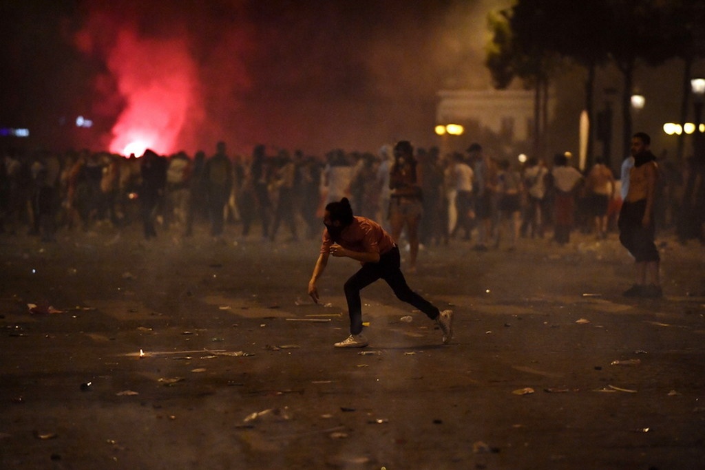 Γαλλία: Δύο νεκροί και σοβαρά επεισόδια στους πανηγυρισμούς για το Μουντιάλ (photos+videos)