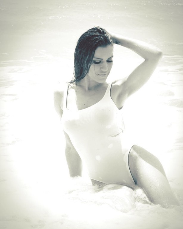 Κολάζει… με την κορμάρα της η Χριστίνα Κολέτσα (photos)