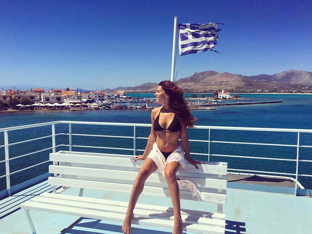 Κολάζει… με την κορμάρα της η Χριστίνα Κολέτσα (photos)