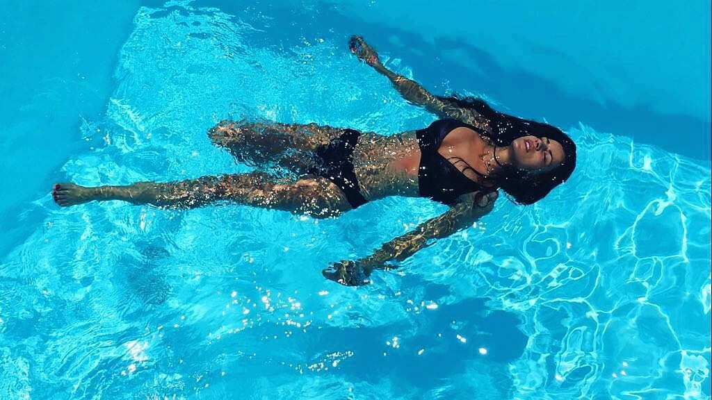 Κολάζει… με την κορμάρα της η Χριστίνα Κολέτσα (photos)