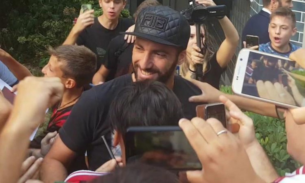 Μίλαν: Οπαδική… τρέλα για τα ιατρικά του Ιγκουαΐν (photos+video)