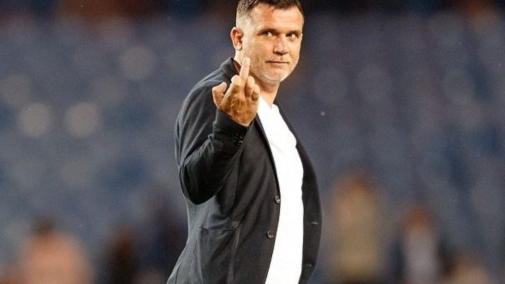 Europa League: Προπονητής έδειξε το μεσαίο δάχτυλο σε οπαδούς λόγω αποκλεισμού (photo)