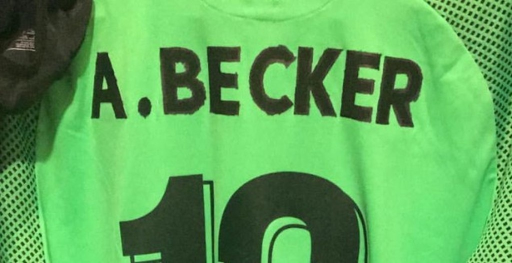 Απίστευτο κι όμως αληθινό! Ζωγράφισαν με μαρκαδόρο το όνομα του Άλισον στη φανέλα της Λίβερπουλ