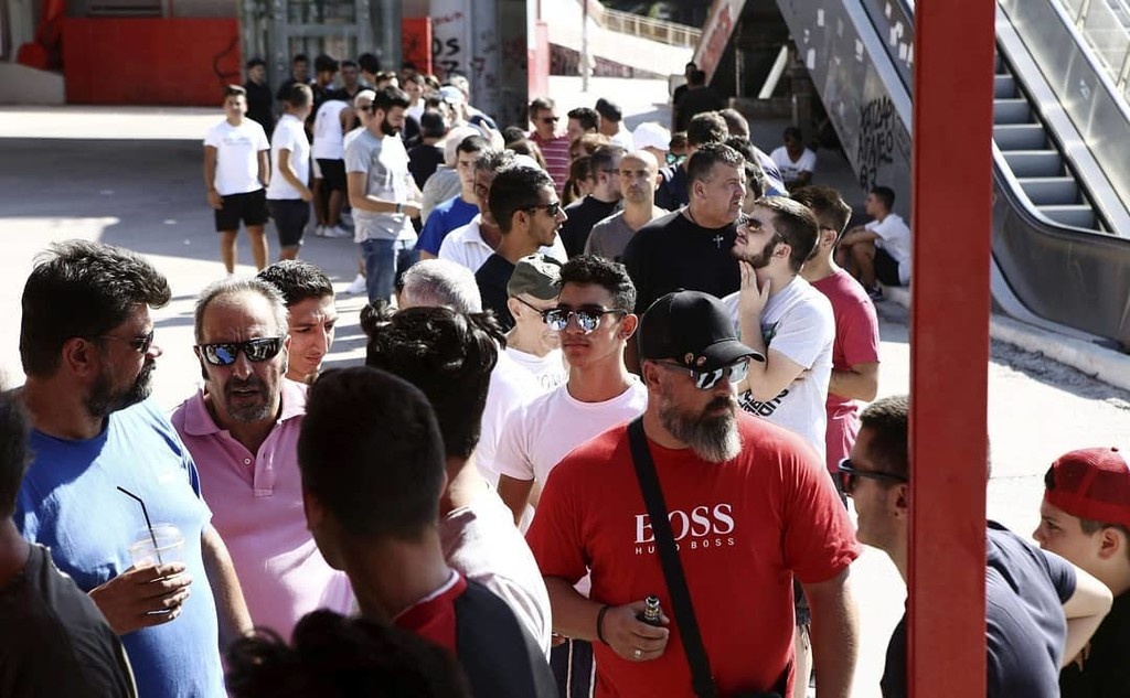 Ολυμπιακός: «Τρέλα» οπαδών για Μπέρνλι (photos)